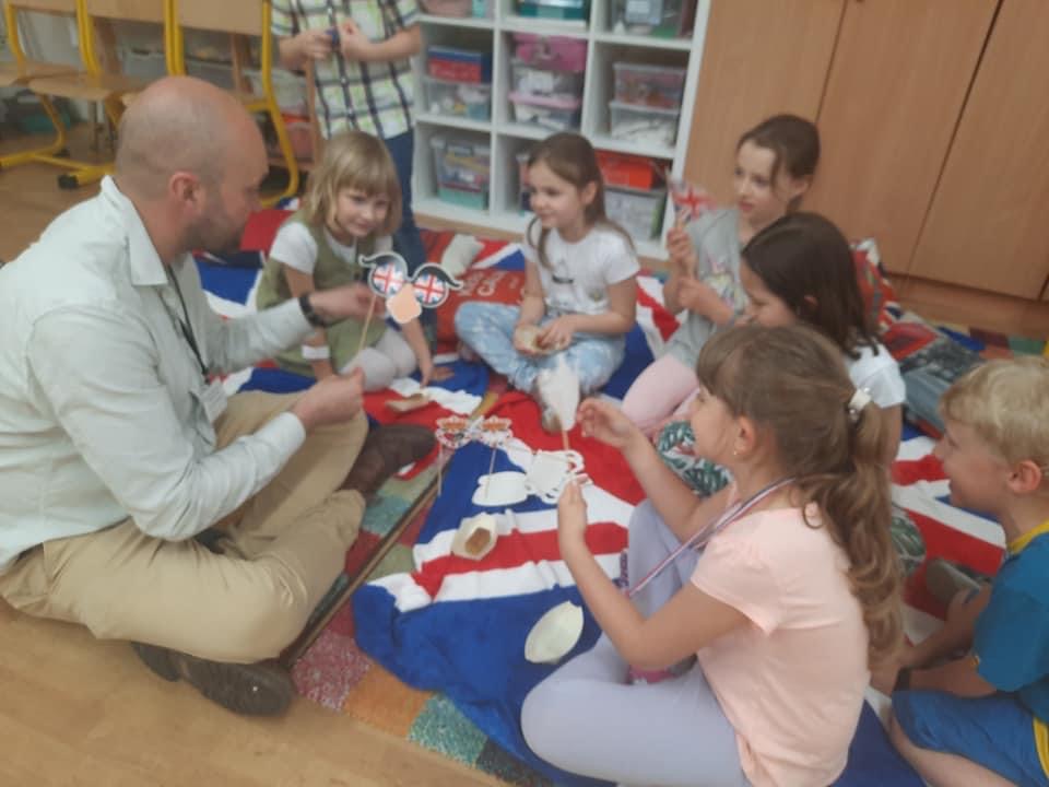 Učiteľ so skupinou detí na britskom pikniku v triede